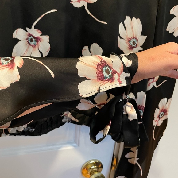 Alice Blue black floral crop top. - Picture 2 of 3